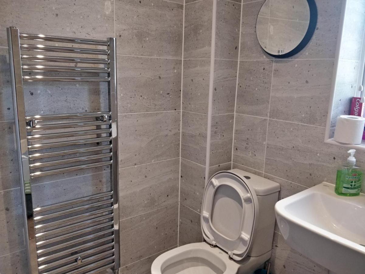 Chandra House Swindon Kültér fotó