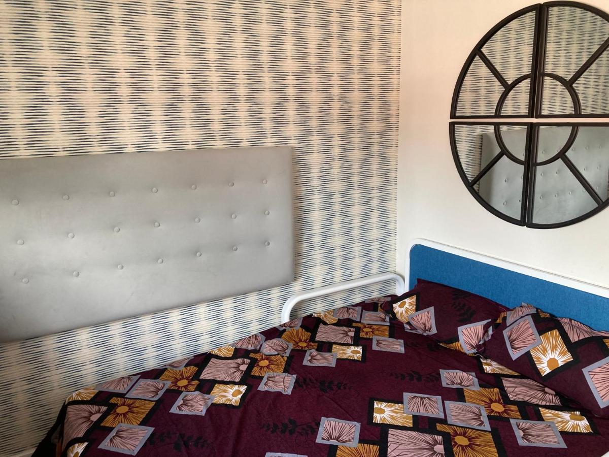 Chandra House Swindon Kültér fotó